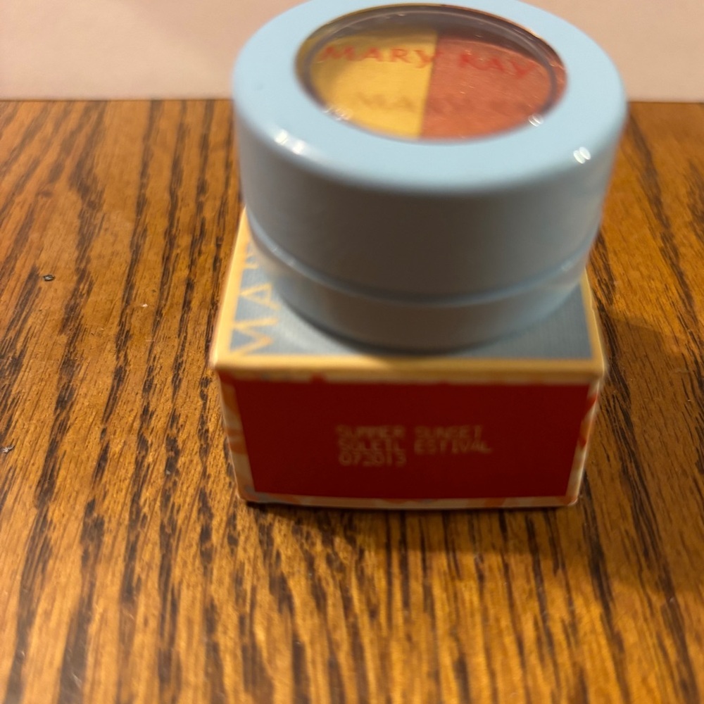 Mary Kay At Play Spring Eye Duo
Eyeshadow -Summer Sunset